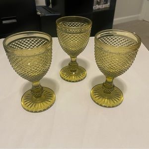 wine glasses 3 piece set diamond style in an amber color.